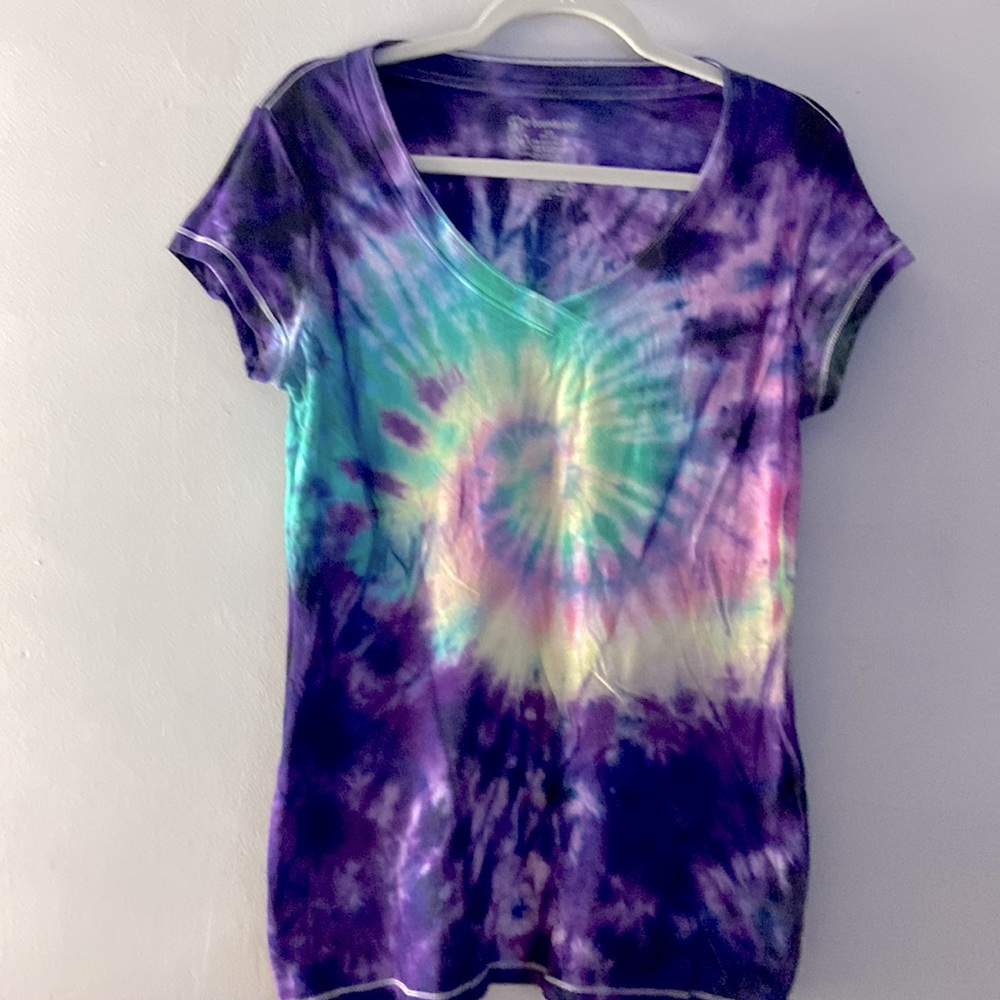 No boundaries hand tie dyed vneck tshirt.  Size L